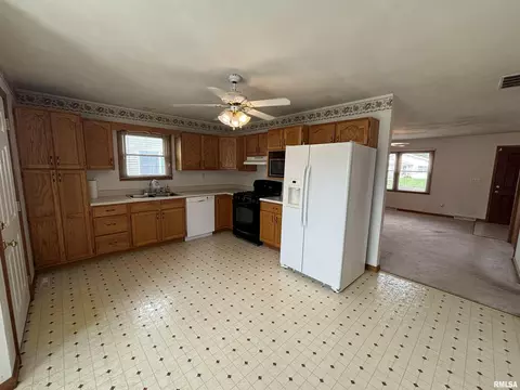 Kitchen - 2905 Rend Dr, Springfield, IL 62707 photo 2 of 2