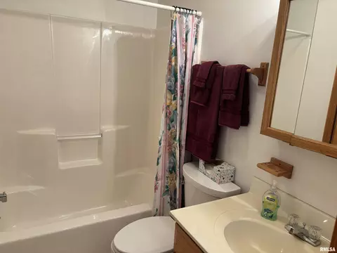 Bath - 2905 Rend Dr, Springfield, IL 62707 photo 3 of 3