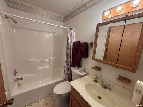 Bath - 2905 Rend Dr, Springfield, IL 62707 photo 2 of 3