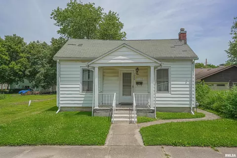 1008 Decatur St, Lincoln, IL 62656