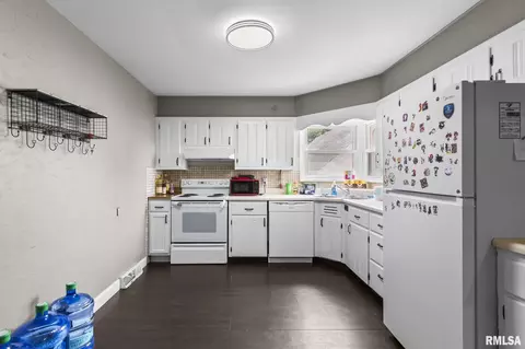 Kitchen - 1904 S College St, Springfield, IL 62704 photo 3 of 3
