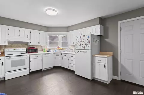 Kitchen - 1904 S College St, Springfield, IL 62704 photo 2 of 3