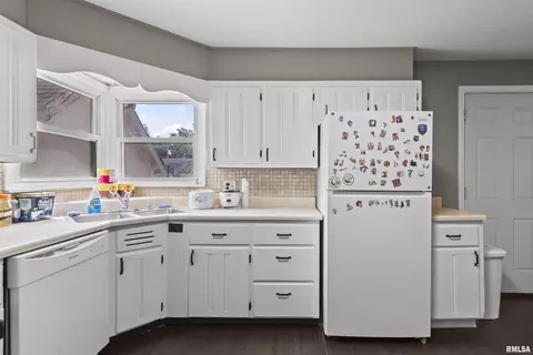 Kitchen - 1904 S College St, Springfield, IL 62704 photo 1 of 3