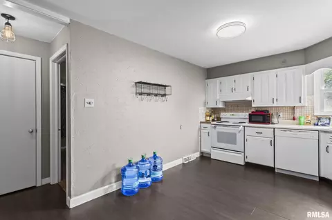 Entry Way - 1904 S College St, Springfield, IL 62704 photo 1 of 1