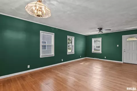 Living - 3219 Butler St, Springfield, IL 62703 photo 3 of 4