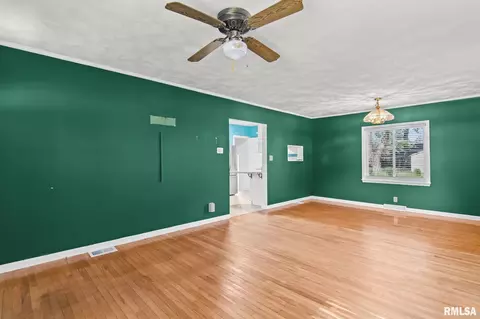 Living - 3219 Butler St, Springfield, IL 62703 photo 2 of 4