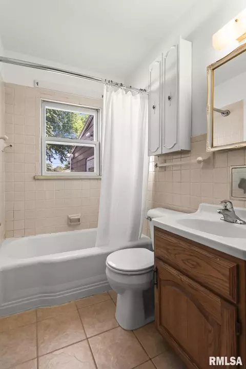 Bath - 3219 Butler St, Springfield, IL 62703 photo 1 of 2