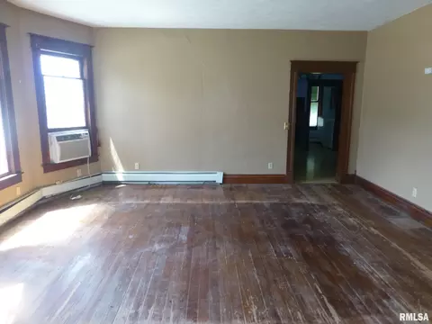 Living - 121 E Fortune St, Virden, IL 62690 photo 2 of 5