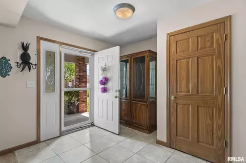 Entry Way - 3549 Benbrook Dr, Springfield, IL 62711 photo 1 of 3