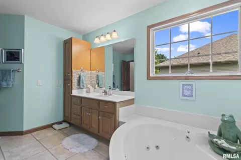 Bath - 3549 Benbrook Dr, Springfield, IL 62711 photo 2 of 5