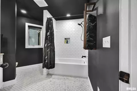 Bath - 110 Edgar St, Lincoln, IL 62656 photo 1 of 5