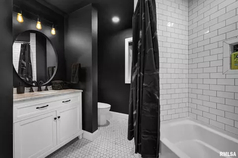 Bath - 110 Edgar St, Lincoln, IL 62656 photo 2 of 5