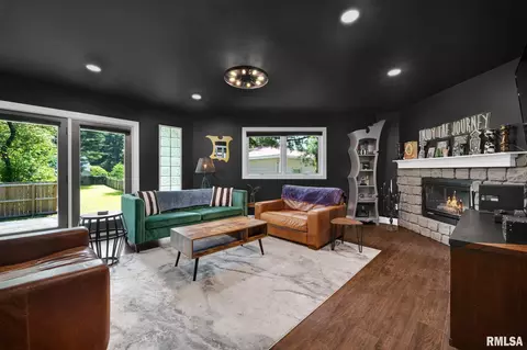 Living - 110 Edgar St, Lincoln, IL 62656 photo 3 of 5
