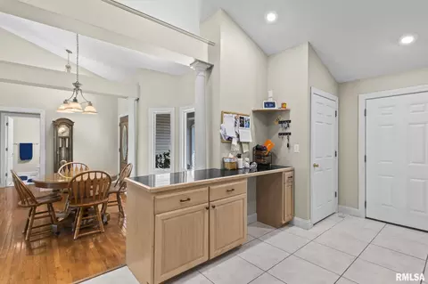 Entry Way - 2450 Old Beardstown Rd, Springfield, IL 62702 photo 3 of 3
