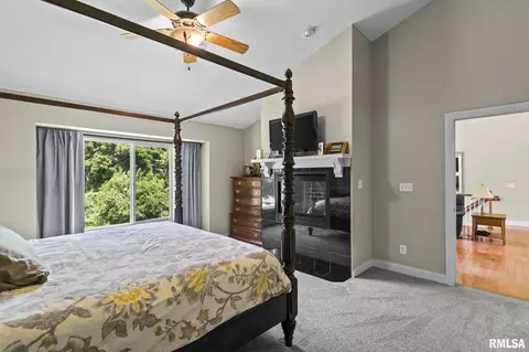 Bedroom - 2450 Old Beardstown Rd, Springfield, IL 62702 photo 3 of 10