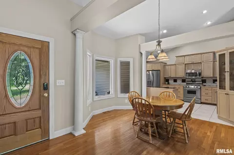 Entry Way - 2450 Old Beardstown Rd, Springfield, IL 62702 photo 2 of 3