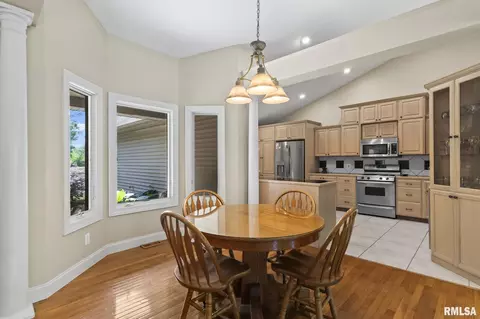 Dining - 2450 Old Beardstown Rd, Springfield, IL 62702 photo 2 of 3