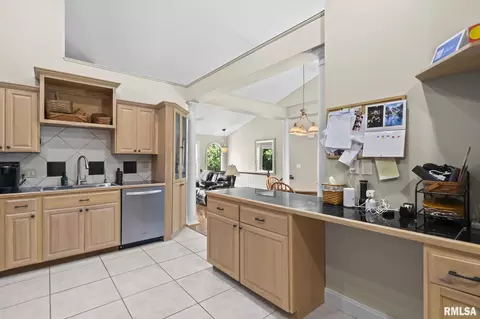 Kitchen - 2450 Old Beardstown Rd, Springfield, IL 62702 photo 2 of 4