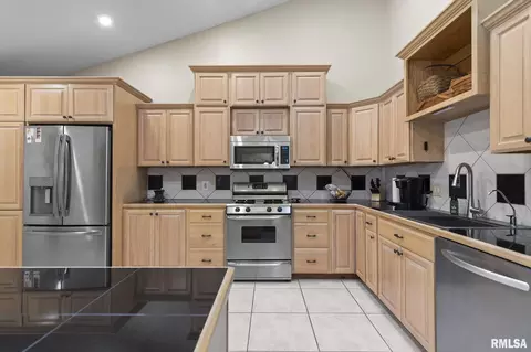 Kitchen - 2450 Old Beardstown Rd, Springfield, IL 62702 photo 4 of 4