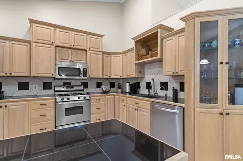 Kitchen - 2450 Old Beardstown Rd, Springfield, IL 62702 photo 3 of 4