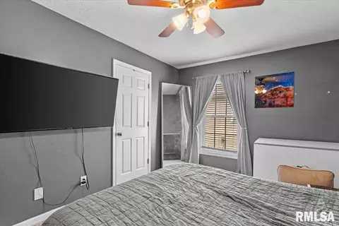 Bedroom - 2919 Meadowbrook Rd, Springfield, IL 62711 photo 2 of 3