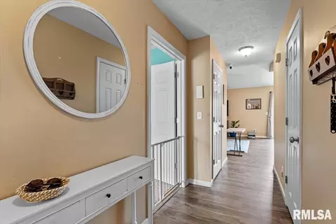 Entry Way - 2919 Meadowbrook Rd, Springfield, IL 62711 photo 2 of 3