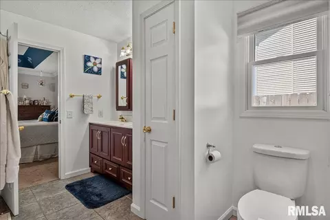 Bath - 3904 Huxley Dr, Springfield, IL 62711 photo 2 of 5