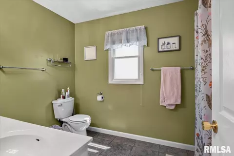 Bath - 3904 Huxley Dr, Springfield, IL 62711 photo 3 of 5