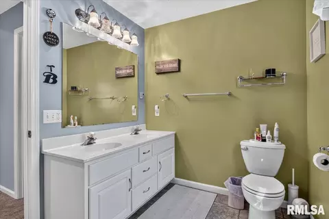 Bath - 3904 Huxley Dr, Springfield, IL 62711 photo 4 of 5