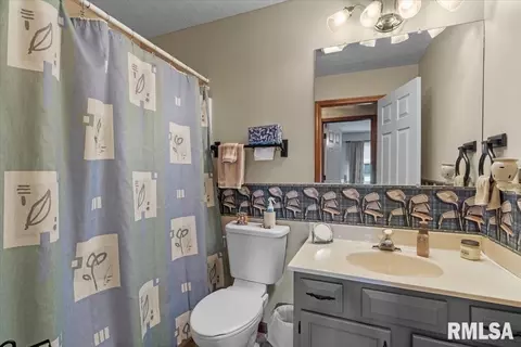 Bath - 6416 Hayley Ct, Springfield, IL 62712 photo 1 of 2