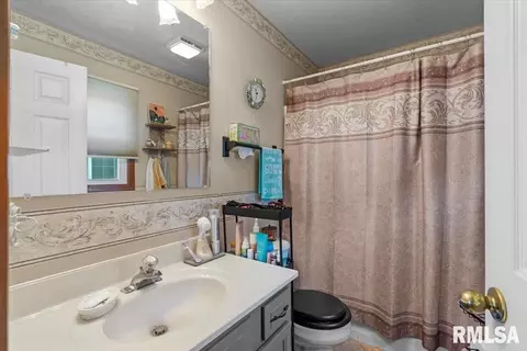 Bath - 6416 Hayley Ct, Springfield, IL 62712 photo 2 of 2