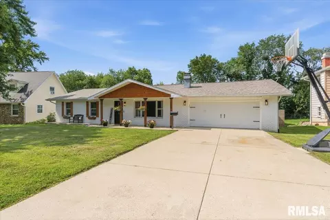 108 Cottonwood Dr, Chatham, IL 62629