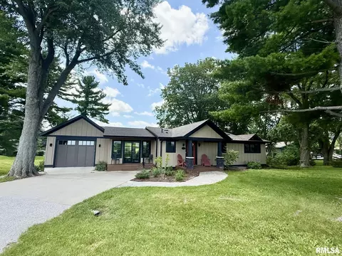 146 Balsam Knob St, Petersburg, IL 62675