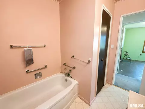 Bath - 1904 Black Ave, Springfield, IL 62702 photo 1 of 2