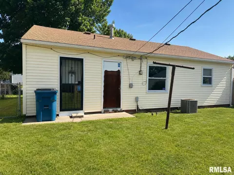 Exterior - 1904 Black Ave, Springfield, IL 62702 photo 1 of 4