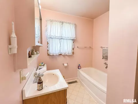Bath - 1904 Black Ave, Springfield, IL 62702 photo 2 of 2