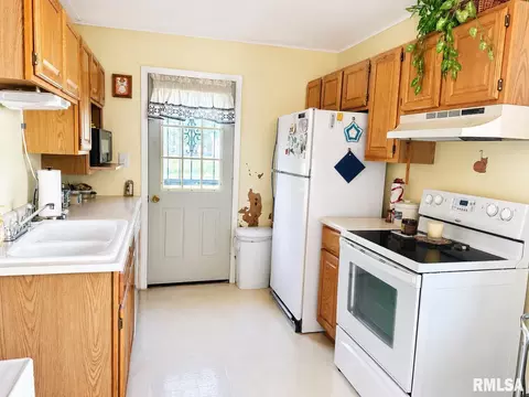 Kitchen - 1904 Black Ave, Springfield, IL 62702 photo 2 of 2