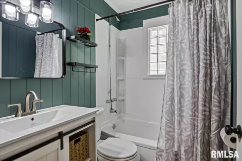 Bath - 517 S Feldkamp Ave, Springfield, IL 62704 photo 1 of 1