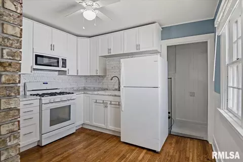 Kitchen - 517 S Feldkamp Ave, Springfield, IL 62704 photo 1 of 3