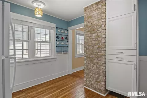 Entry Way - 517 S Feldkamp Ave, Springfield, IL 62704 photo 2 of 2