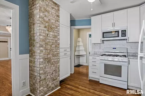 Kitchen - 517 S Feldkamp Ave, Springfield, IL 62704 photo 2 of 3