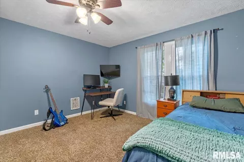 Bedroom - 450 W Chenery St, Springfield, IL 62704 photo 4 of 8