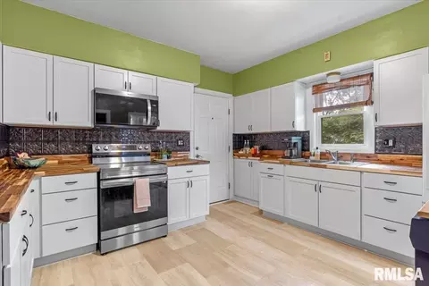 Kitchen - 450 W Chenery St, Springfield, IL 62704 photo 1 of 2