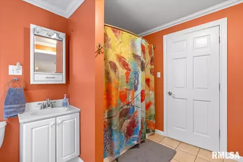 Bath - 450 W Chenery St, Springfield, IL 62704 photo 2 of 2