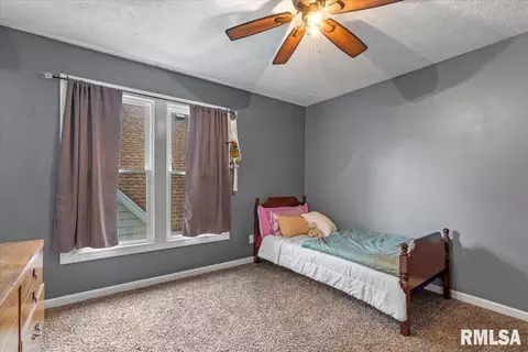 Bedroom - 450 W Chenery St, Springfield, IL 62704 photo 1 of 8