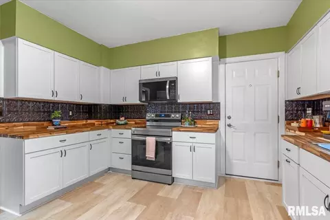 Kitchen - 450 W Chenery St, Springfield, IL 62704 photo 2 of 2