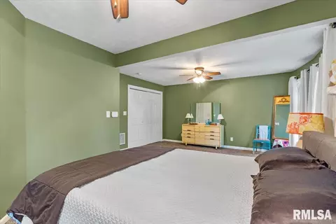 Bedroom - 450 W Chenery St, Springfield, IL 62704 photo 8 of 8
