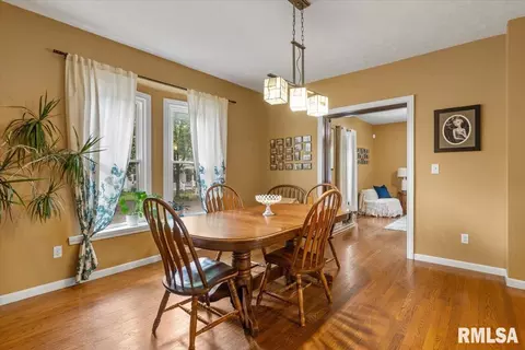 Dining - 450 W Chenery St, Springfield, IL 62704 photo 2 of 2