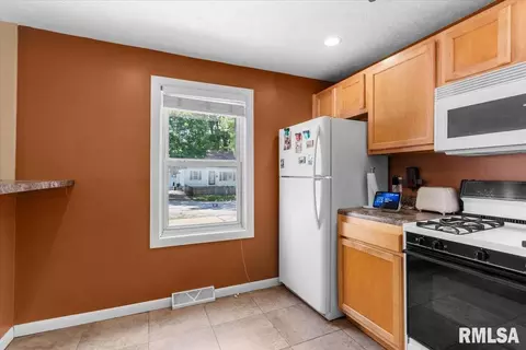 Entry Way - 3515 Sherman St, Springfield, IL 62703 photo 5 of 6