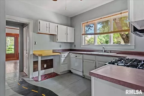 Kitchen - 900 S State St, Springfield, IL 62704 photo 1 of 1
